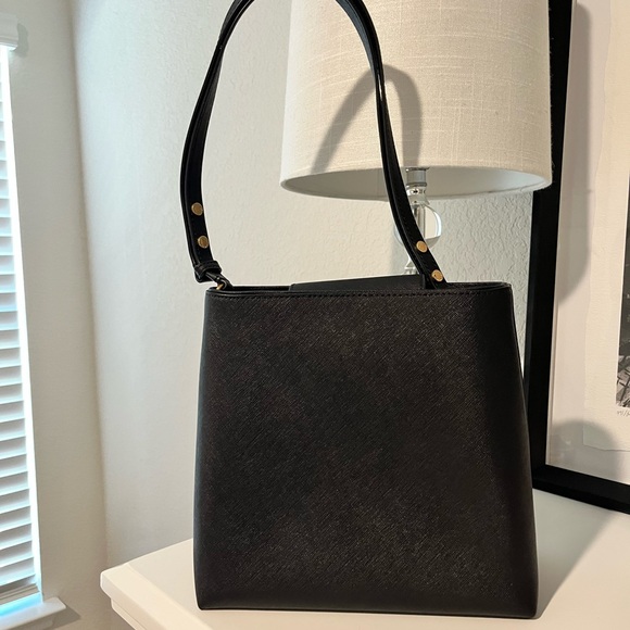 Tory Burch Black Leather Shoulder Bag with Gold Logo - Picture 4 of 8